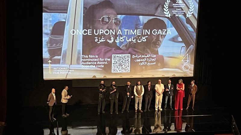 فريق الفيلم في المسرح