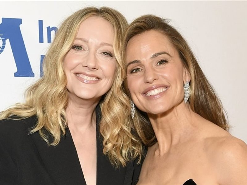 نجمتا “13 Going on 30” تجتمعان مجددًا في احتفال International Medical Corps