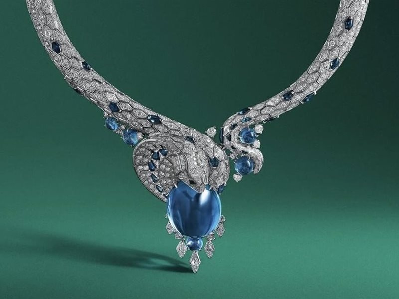 Cartier تكشف عن عقد Najaatra الجديد بتصميم كوبرا متقن من إبداعات غونغ لي
