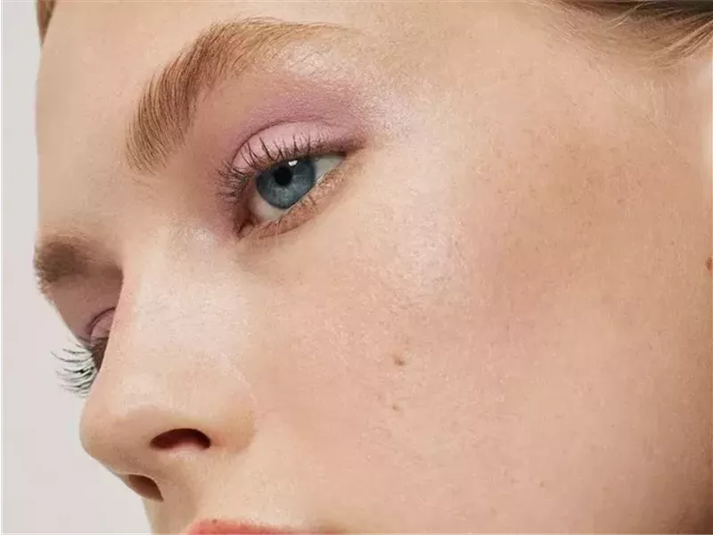 لإطلالة ساحرة.. إليك كيفية عمل مكياج عيون سهل في خمس دقائق فقط