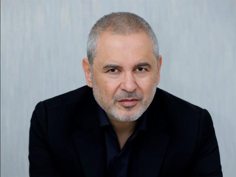 من فتى الأتيليه إلى أسطورة عالمية… إيلي صعب يكشف أسرار رحلته في AbTalks مع أنس بوخش 