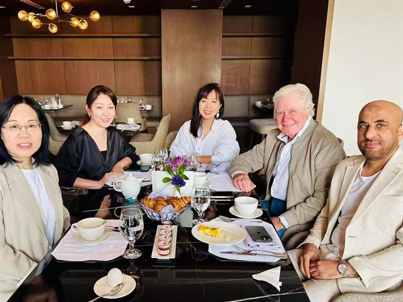 الفنان حسين فهمي يستقبل الوفد الصينى ويهديهم بعض الهدايا التذكارية الخاصة بالمهرجان