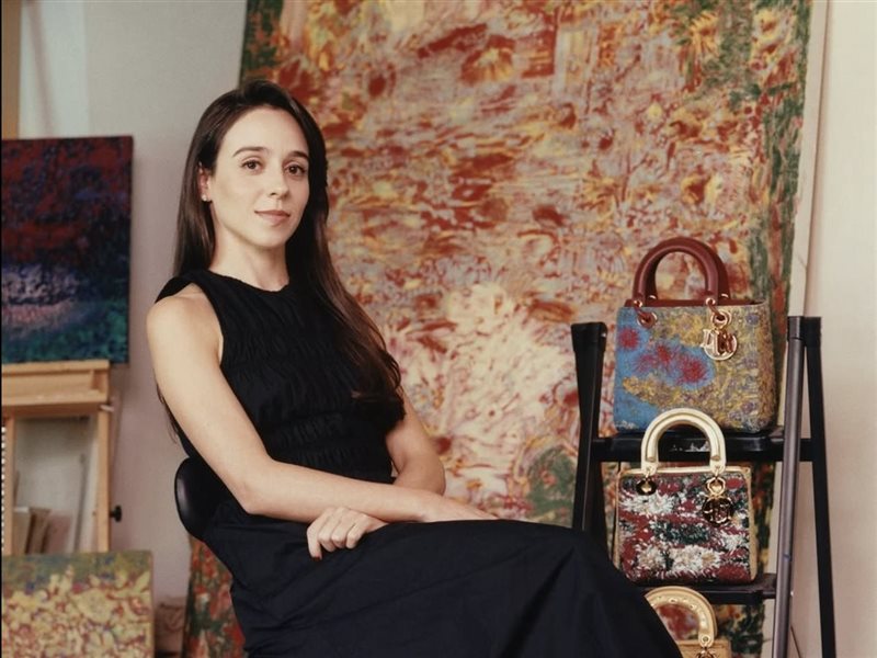 صوفيا لوب تعيد ابتكار Lady Dior برؤية فنية تحتفي باللون والملمس في الذكرى العاشرة لـ Dior Lady Art