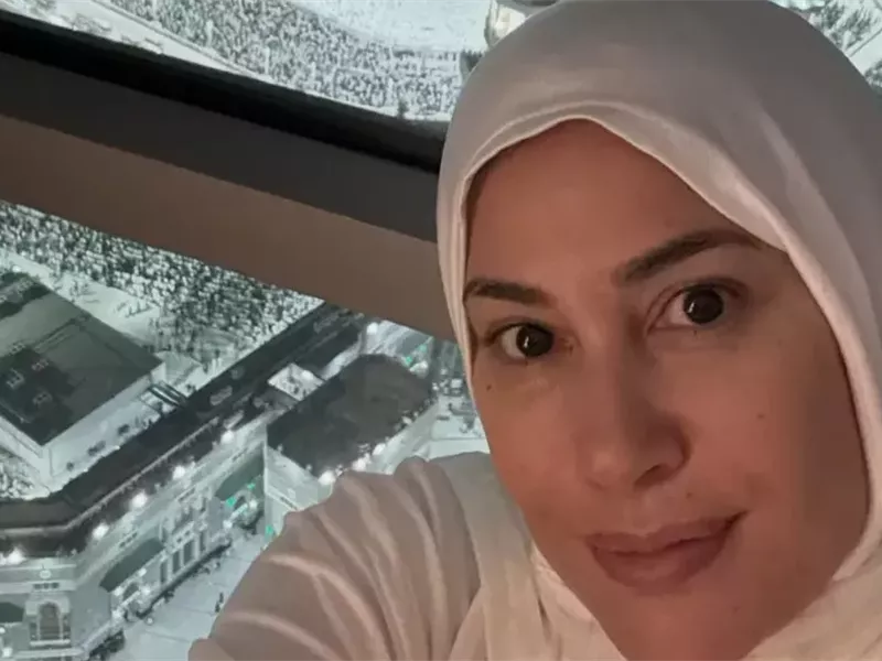 هند صبري تؤدي مناسك العمرة في ليلة عيد ميلادها 