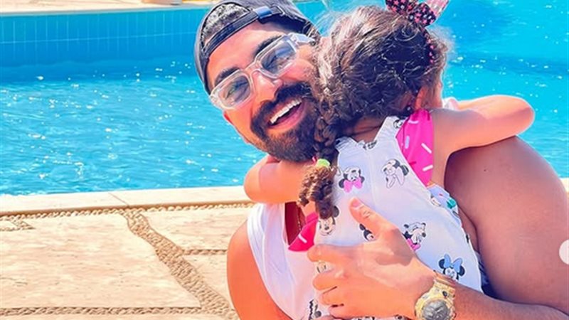 مينا عطا وابنته 