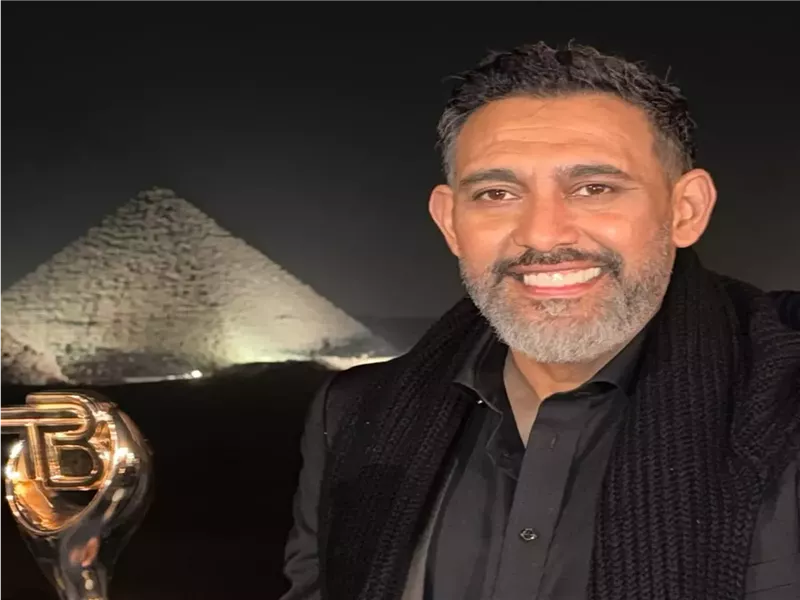 عمرو مصطفى يحتفي بتكريمه من مهرجان The Best من أمام الأهرامات.. ماذا قال؟