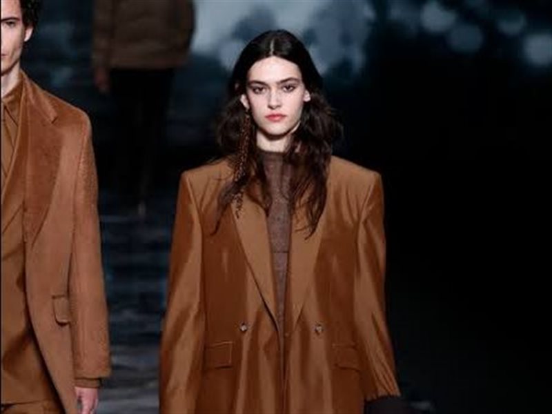 المونوكروم البني… إطلالة دافئة تخطف الأنظار وتتصدر صيحات هذا الموسم