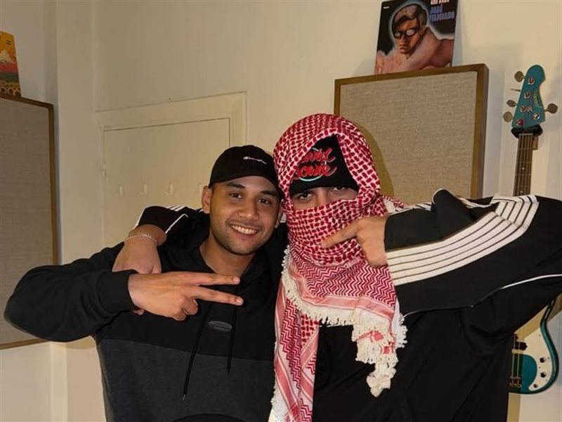 الرابر ناصر يرافق تووليت في الإعلان عن حفله المقبل بالقاهرة يوم 5 ديسمبر