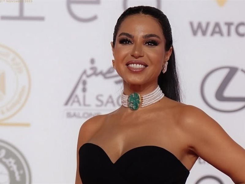 نسرين أمين تتألق بالأسود الأيقوني وتخطف الأنظار في ختام مهرجان القاهرة السينمائي