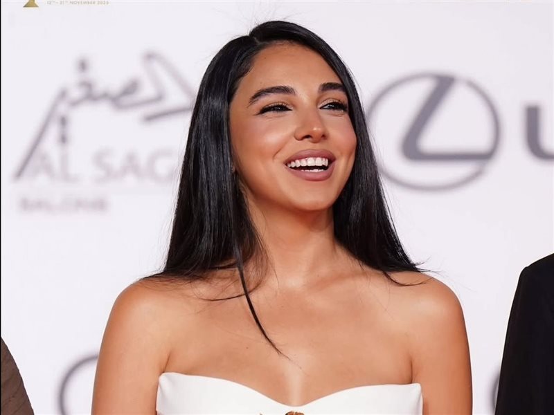 سلمى أبو ضيف تتألق بالأبيض الكلاسيكي وتسرق الأضواء في ختام مهرجان القاهرة