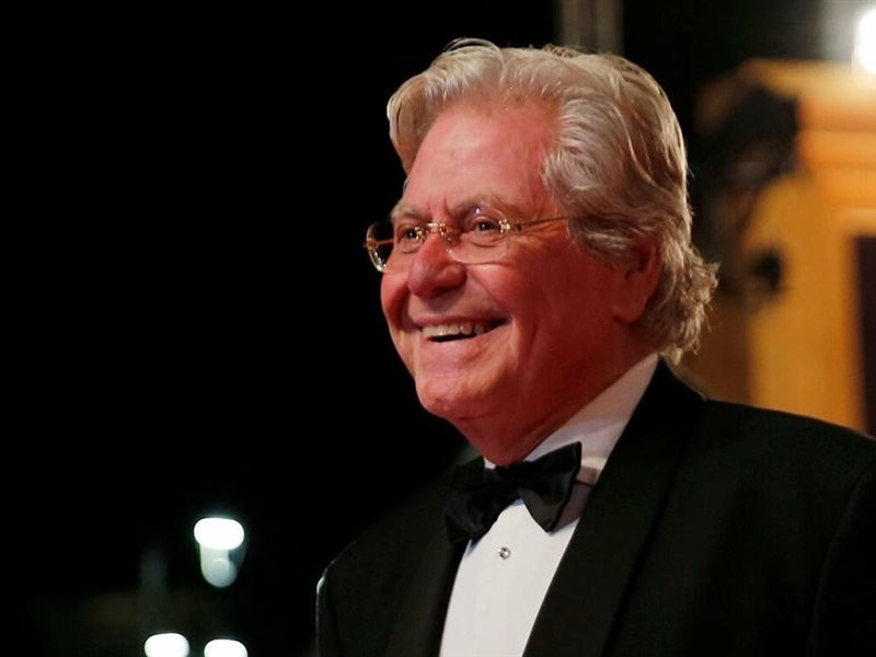 حسين فهمي في حفل ختام القاهرة السينمائي: قوة السينما في إبقاء الحقيقة حيّة