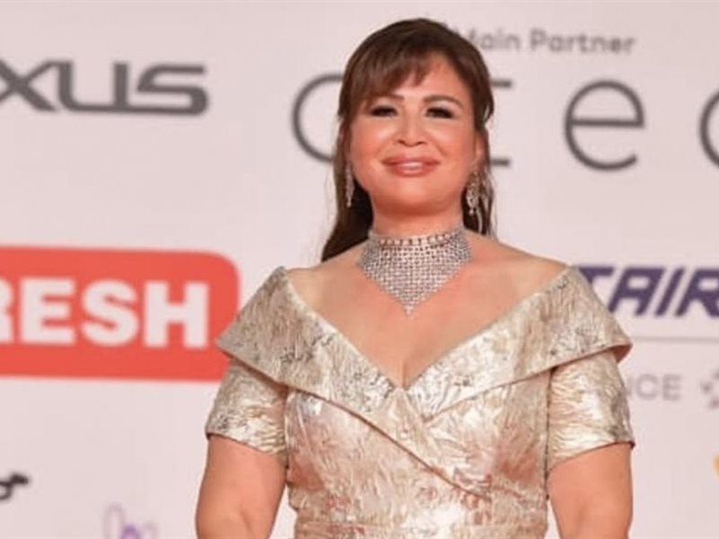 بفستان فضي فاخر ومجوهرات لامعة… إلهام شاهين عنوان للفخامة في ختام مهرجان القاهرة السينمائي 