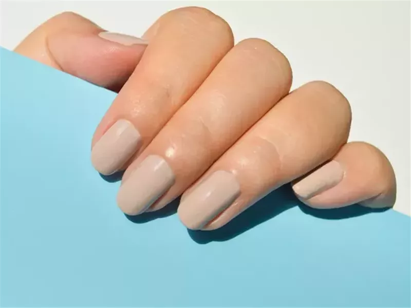 9 عادات خاطئة تدمر صحة أظافرك.. تجنبيها