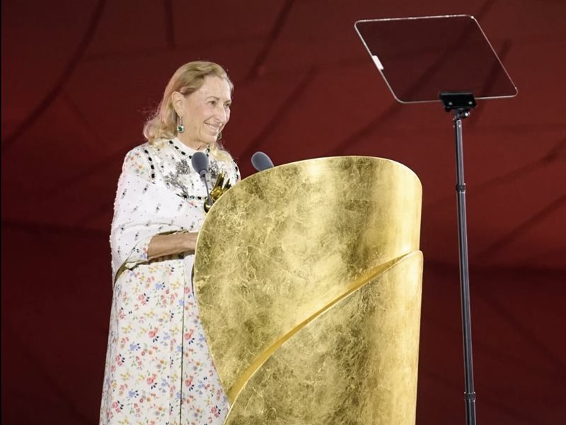 تكريم عالمي: الشيخة المياسة تقدم جائزة FTA لميوتشيا برادا تقديرًا لإسهاماتها في صناعة الموضة