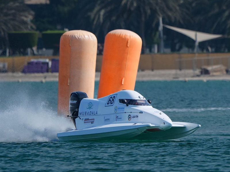 الرياضات البحرية تتألق في أبوظبي اليافعي يتصدر وسط حضور جماهيري كبير
