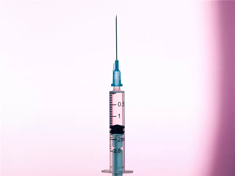 من العشرينيات إلى الثلاثينيات.. كيف يحدد الأطباء الوقت المثالي لحقن البوتوكس؟