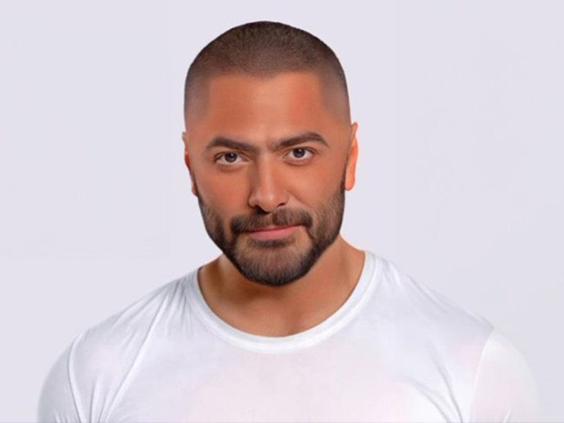 تامر حسني يتحسن داخل المستشفى وزملاؤه الفنيون يزورونه لدعمه