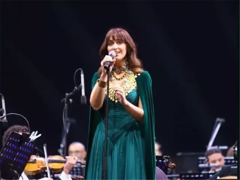 فايا يونان تُغني 