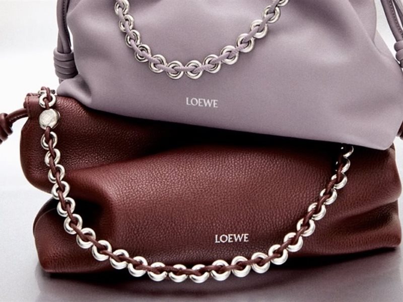  LOEWE تمزج بين الجلد والدنيم في مجموعة هدايا أيقونية لموسم جديد