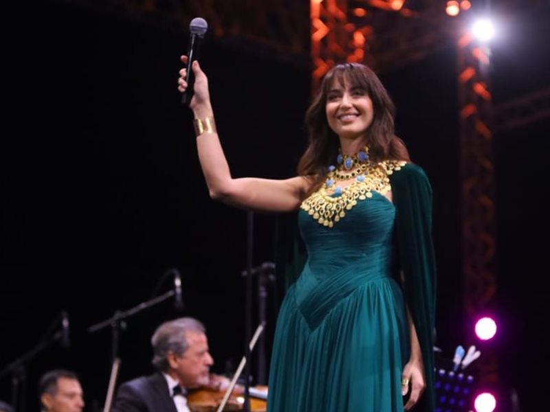 فايا يونان وعبير نعمة تضيئان مهرجان صدى الأهرامات بليلة عربية تجمع الأصالة وروح العصر