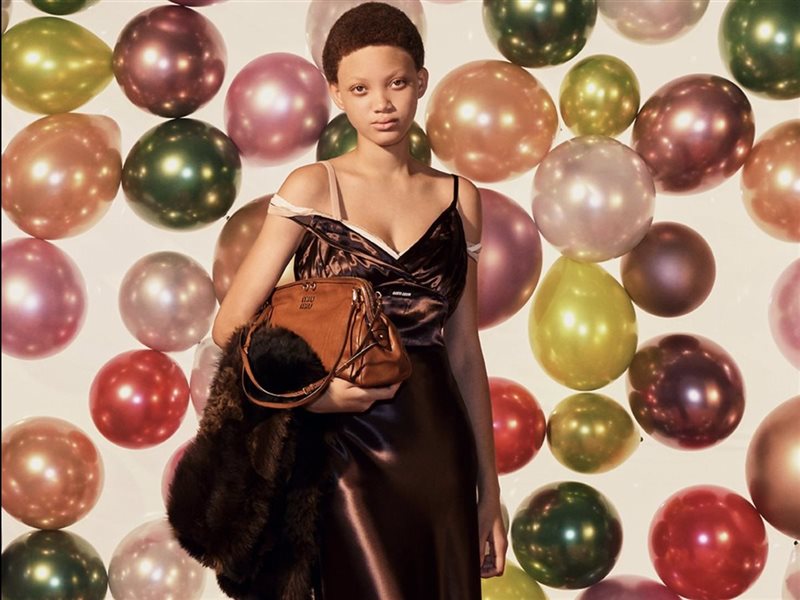 Miu Miu تعيد تعريف الأناقة الاحتفالية في مجموعة Holiday الجديدة