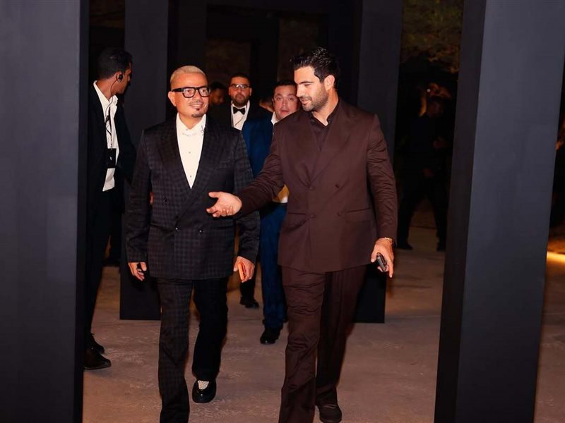 ملف خاص .. بعد ظهوره المتكرر مع الهضبة .. من هو ربيع مقبل أحدث المنضمين إلى شلة عمرو دياب ؟!