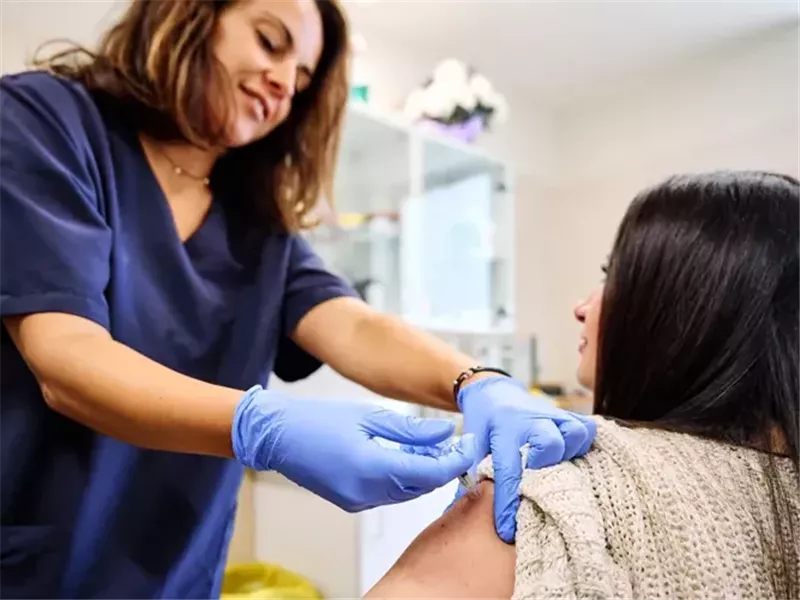 ما هي المدة التي تبقى فيها حقنة B12 في جسمك؟