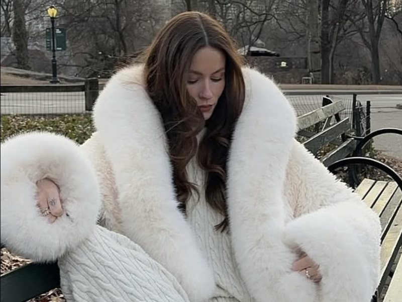 الفرو يعود ليتربع على عرش الموضة… صيحة دافئة تجمع بين الفخامة والراحة في شتاء هذا العام
