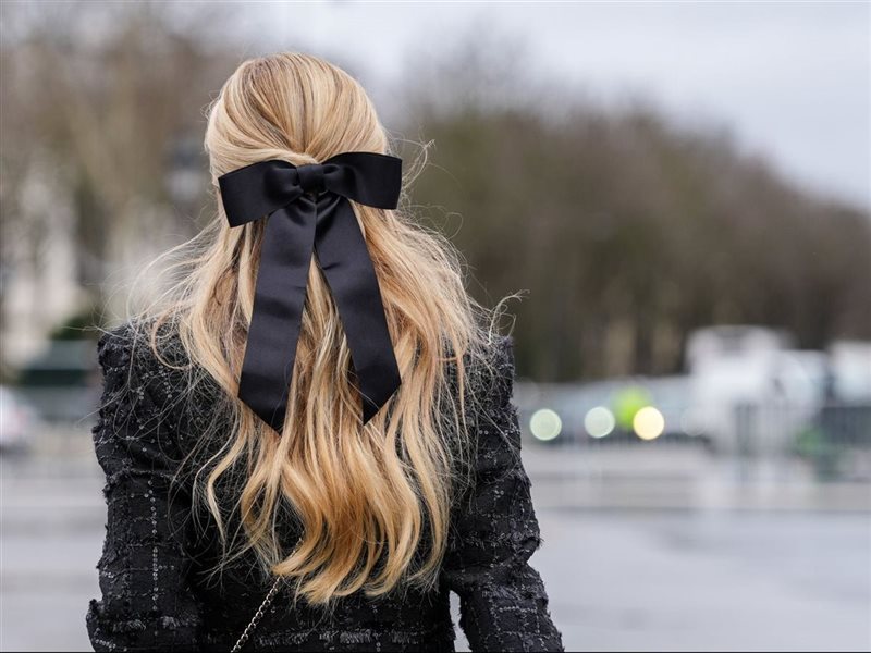 “صيحة الBows : كيف تحولت من تفاصيل ناعمة إلى عنصر لافت على منصات الأزياء؟”