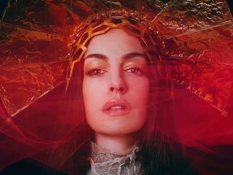 آن هاثاواي بدور نجمة بوب في فيلمها الموسيقي الجديد 