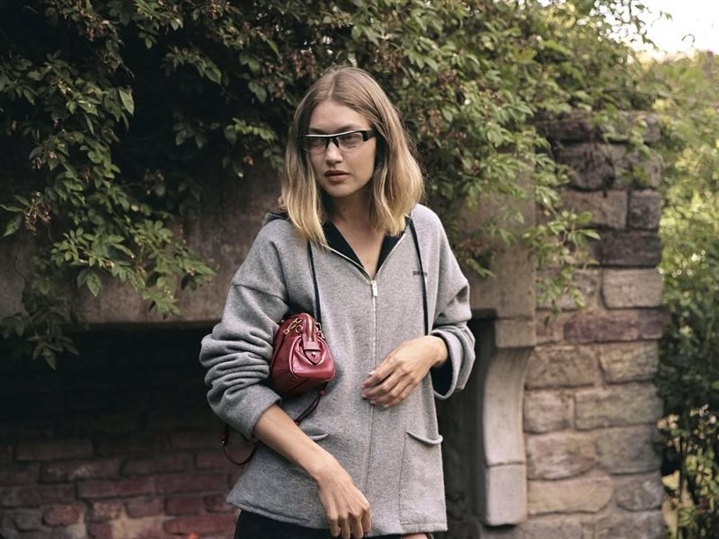  Miu Miu تكشف عن مجموعة Holiday… وجيجي حديد الوجه الأبرز للأناقة الاحتفالية