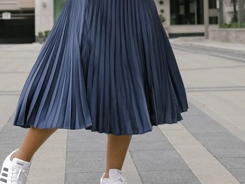 من القصيرة للميدي والماكسي… التنانير البليسيه تتصدر صيحات الموضة عالميًا