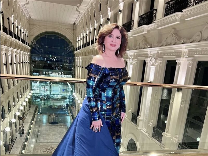 إلهام شاهين تتألق بفستان ملكي بتوقيع هاني البحيري في افتتاح مهرجان البحر الأحمر