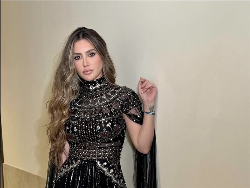 مرام علي تتألق بإطلالة سوداء ملوكية على السجادة الحمراء لمهرجان البحر الأحمر