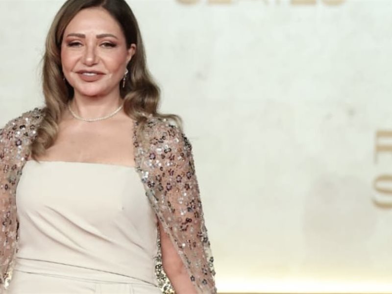 ليلى علوي تتألق بإطلالة عاجية ملكية في مهرجان البحر الأحمر السينمائي