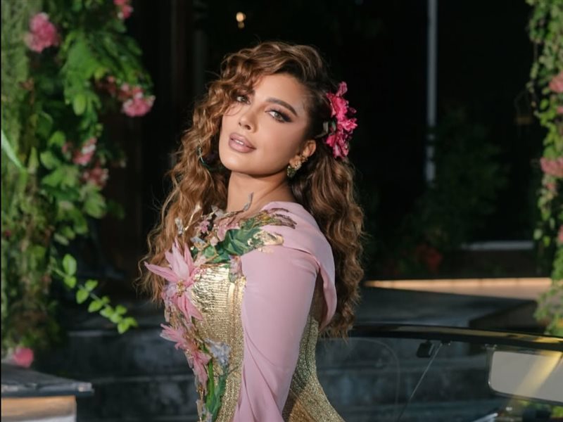 أصالة تتألق بإطلالة وردية حالمة تجمع بين الفخامة والرومانسية في احدث جلسة تصوير لها 