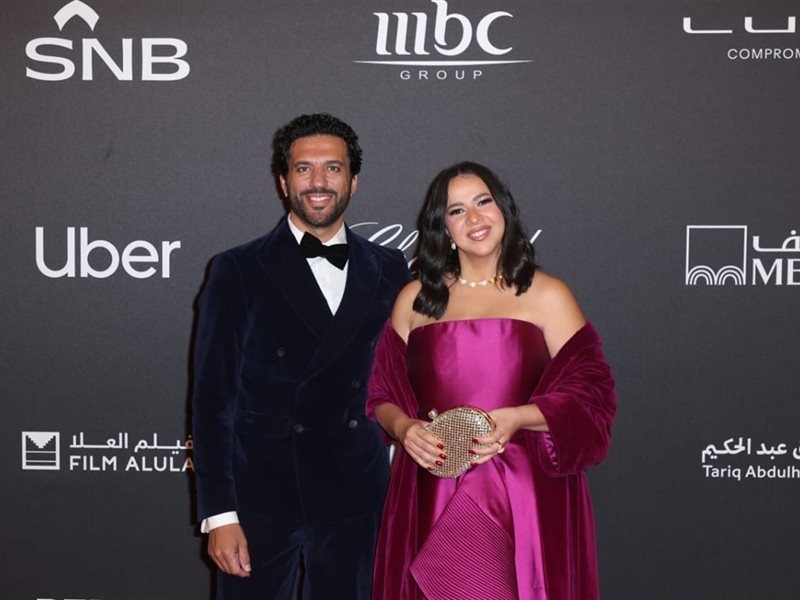 الثنائي حسن الرداد وإيمي سمير غانم يحتفلان بانطلاقة الدورة الخامسة ويشيدان بالأجواء السينمائية في جدة