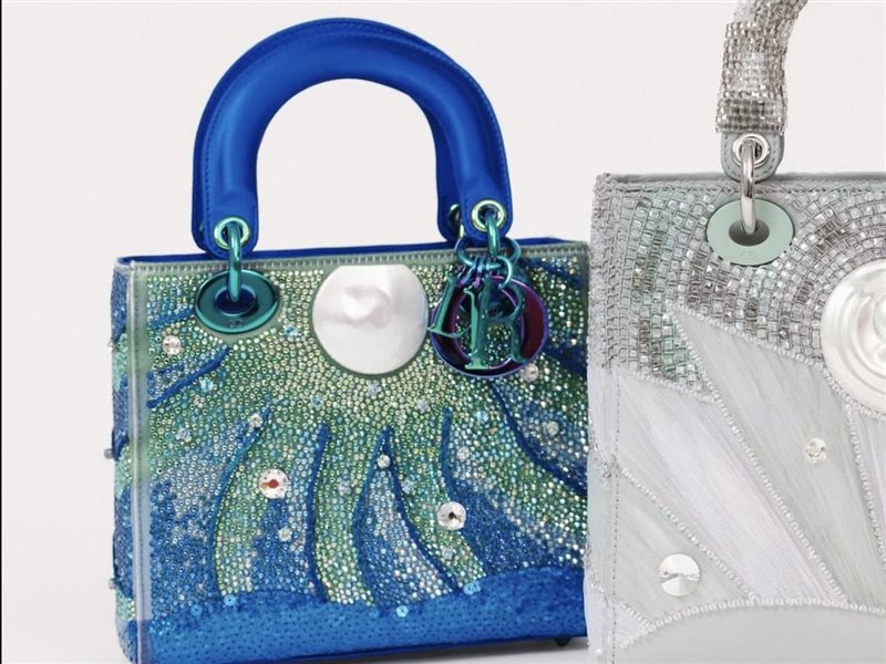 جيسيكا كانون تحوّل Lady Dior إلى لوحة كونية احتفالًا بالذكرى العاشرة لـ Dior Lady Art 	