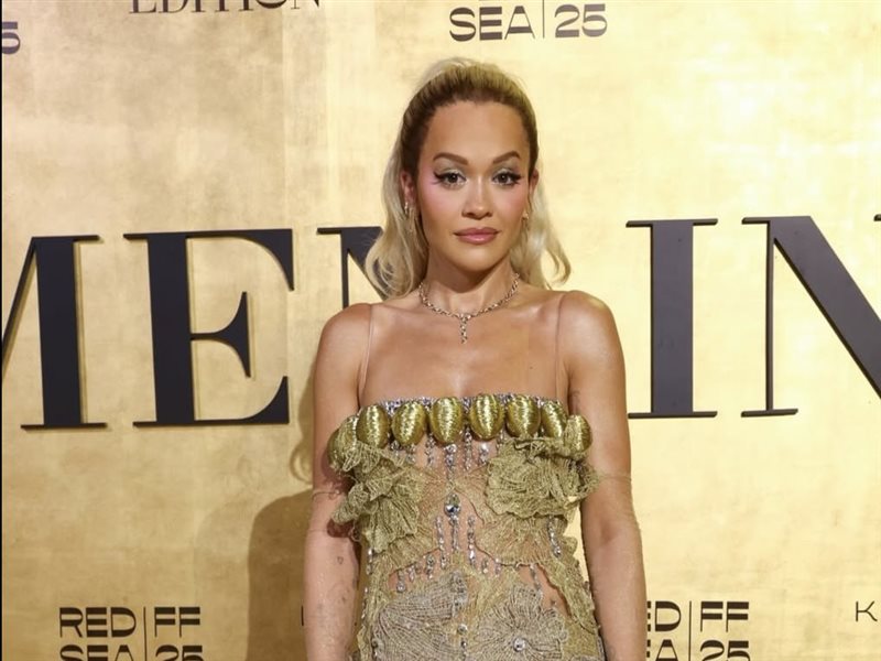 Gucci وElie Saab وChloé… توقيعات عالمية تتألق بها نجمات السينما في جدة