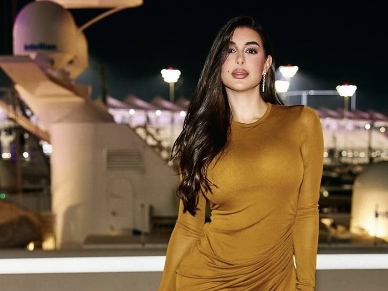 ياسمين صبري تخطف الأنظار بإطلالة ذهبية ساحرة في أبوظبي