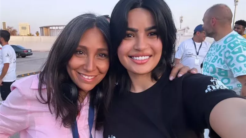 ميلا زهراني مع المخرجة