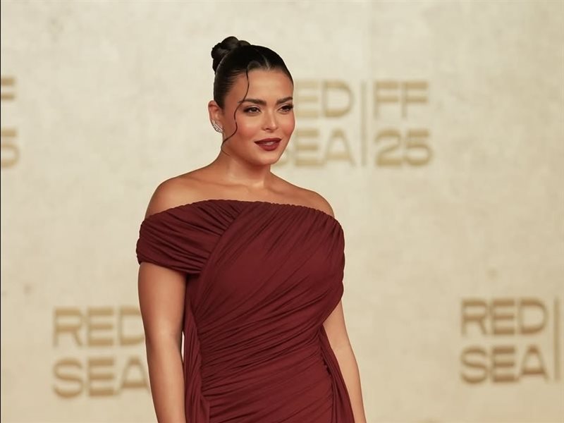 	أسماء جلال تبهر الحضور بإطلالة خمريّة ساحرة على السجادة الحمراء لمهرجان البحر الأحمر