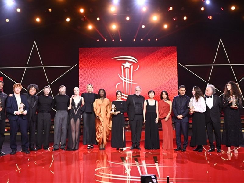 سماء بلا أرض