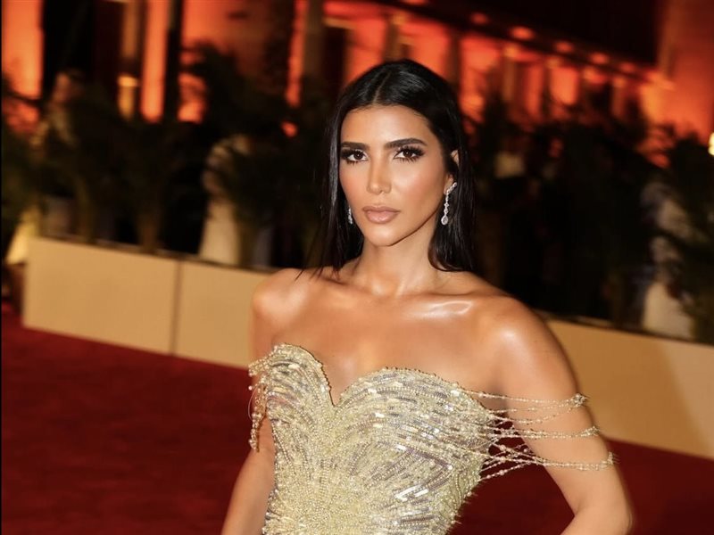 إطلالة ملكية لريم سامي… فستان براق يزيّن السجادة الحمراء في عرض Desert Warrior
