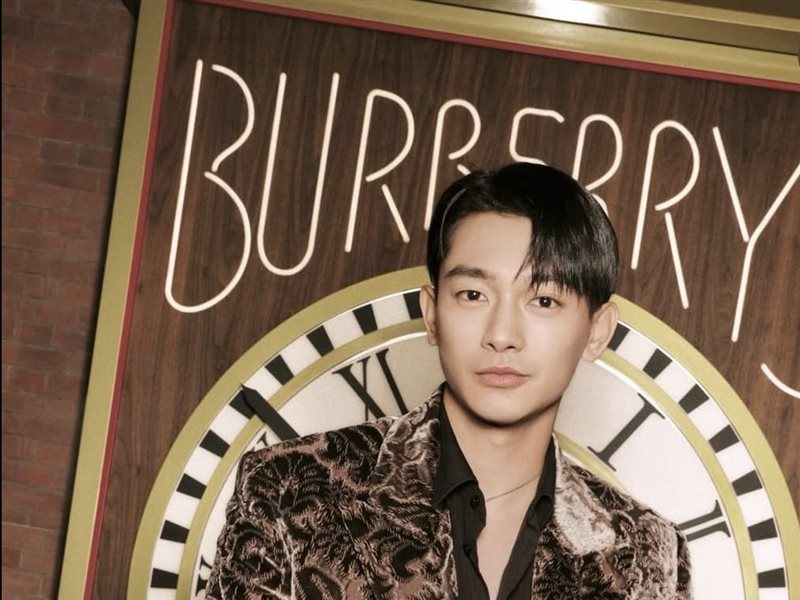 دار Burberry تحتفل بإطلاق حلبة تزلج مبتكرة في بكين بحضور أشهر نجوم الصين