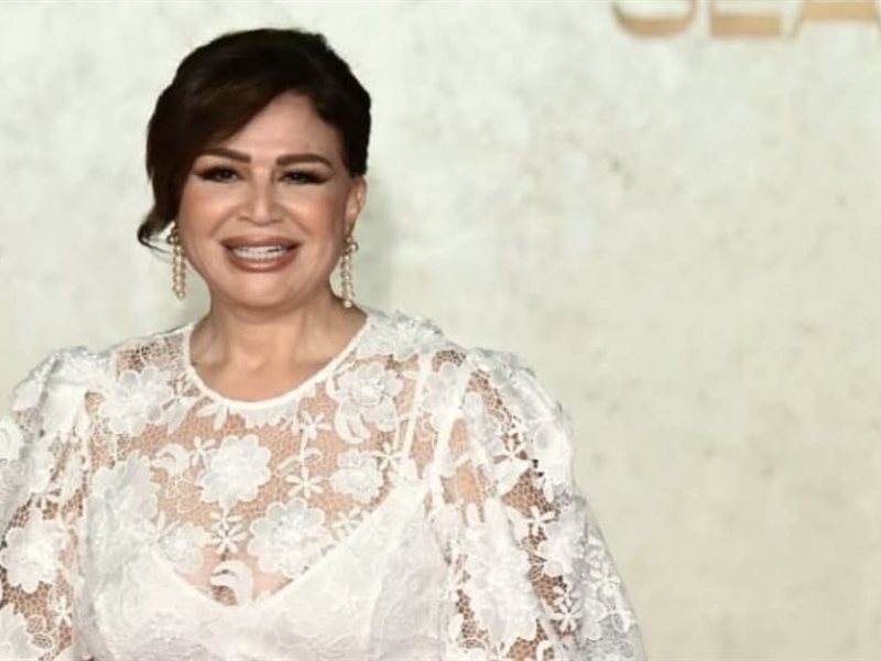 بالأبيض الكلاسيكي… إلهام شاهين تتألق بإطلالة رومانسية ضمن فعاليات مهرجان البحر الأحمر السينمائي 