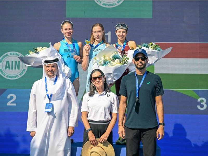 دبي تستضيف أول كأس عالم للترايثلون النسائي في التاريخ