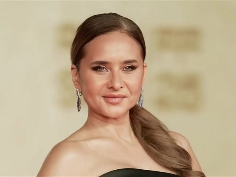 نيللي كريم تتوهّج بتصميم مرصّع بالأحجار وتسيطر على أناقة السجادة الحمراء