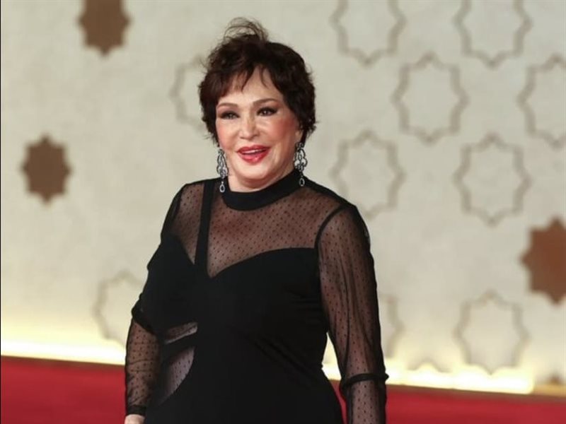 	لبلبة تتألق بالأسود الأنيق وتسرق الأضواء على السجادة الحمراء في مهرجان البحر الأحمر