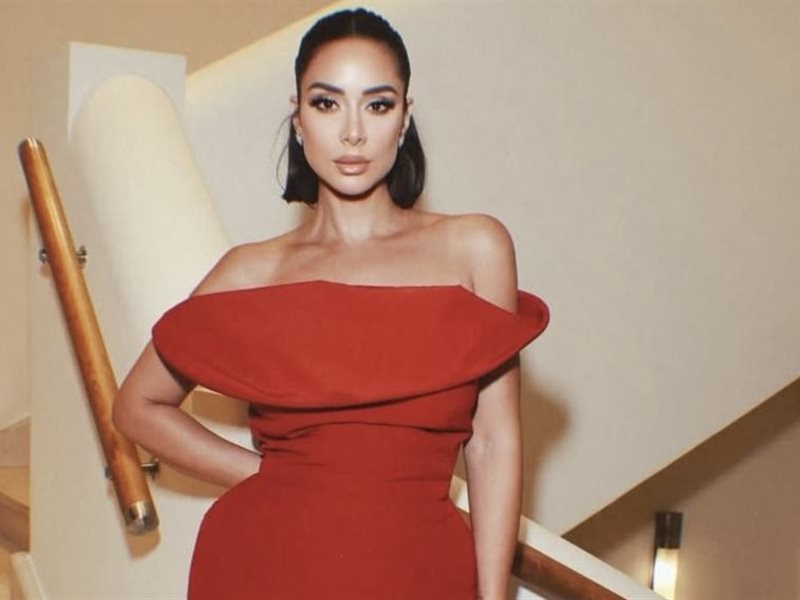 بسنت شوقي تتوهّج بالأحمر وتشعل السجادة الحمراء في مهرجان البحر الأحمر السينمائي